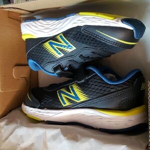 NEW Balance Boys Sneakers